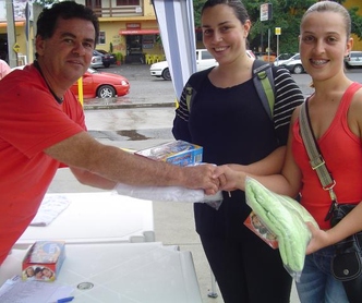 Trabalhadores recebem brindes de natal