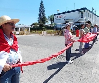 Em novo protesto, avicultores impedem a entrada das aves e definem data de paralisação