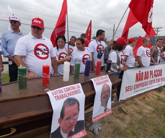 Contra a Lei de Terceirização, manifestantes protestam na Ponte de Laguna