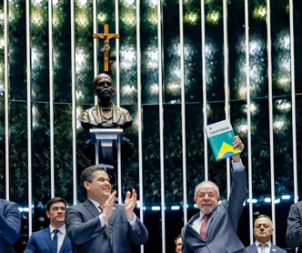 Lula promulga lei que acaba com a 6x1, reduz a jornada e sem baixar o salário
